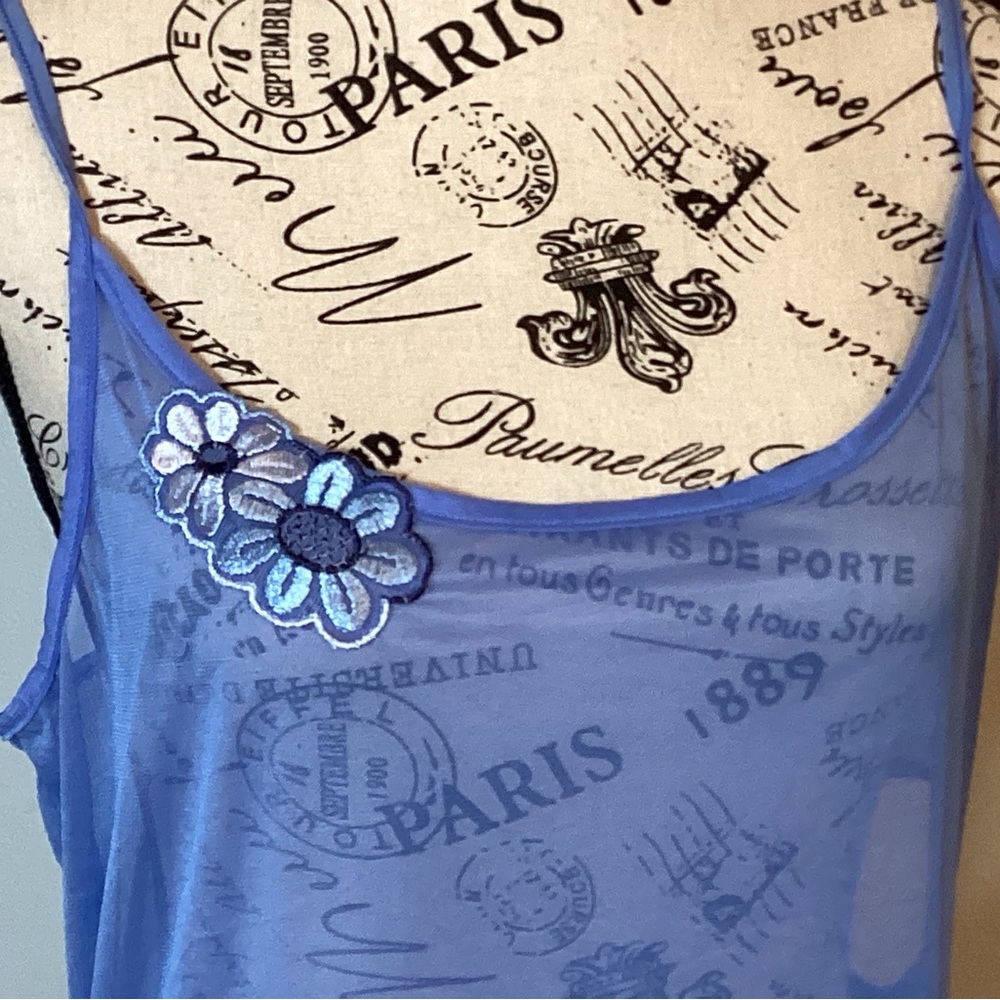 VICTORIA'S SECRET SHEER PERIWINKLE BLUE W/DAISIES CHEMISE SIZE MEDIUM 29” Long